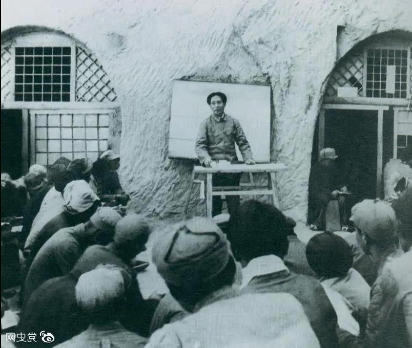 1938年4月，毛泽东在鲁迅艺术学院讲演。